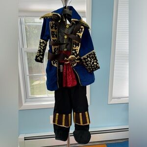 Two piece kids pirate costume with accessories size 5-6